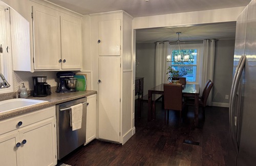 Depew House | Charming 2-bedroom house in Depew with AC, fitness room