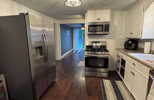 Depew House | Charming 2-bedroom house in Depew with AC, fitness room