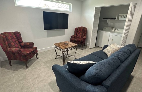Fresno House | Charming 2-bedroom house in pleasant Fresno with WiFi, AC