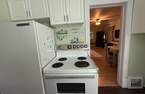 Harvey House | Charming 2-bedroom house in picturesque Harvey with AC