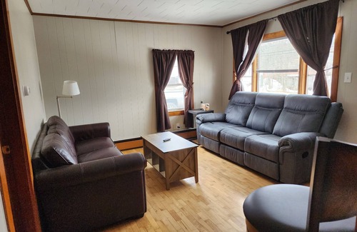 Sherman Station House | Charming 2-bedroom house in marvelous Medway with WiFi