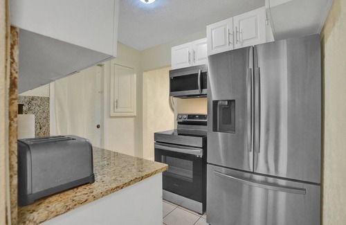 Golden Glades House | Charming 2-bedroom house in brilliant Miami with WiFi, AC that fits 8 people