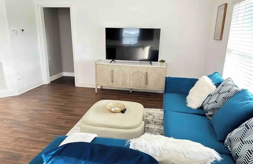 Tracy House | Charming 2-bedroom house with WiFi, AC in peaceful Tracy