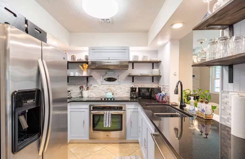 South Venice House | Charming 2-bedroom house with private pool near historic downtown Venice