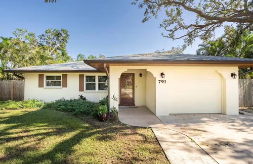 South Venice House | Charming 2-bedroom house with private pool near historic downtown Venice