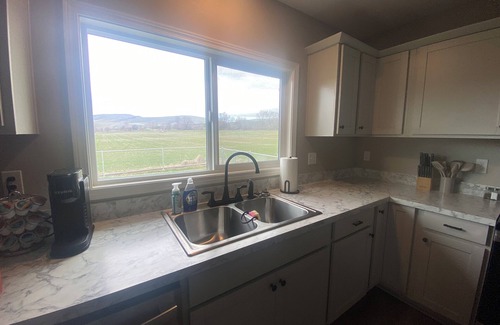 Yakima House | Charming 2-bedroom house with WiFi, AC in peaceful East Selah