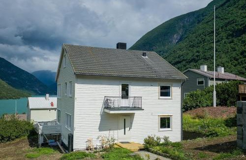 Ardalstangen Apartment | Charming 2-bedroom loft by UNESCO site Jotunheimen and Vettifossen!