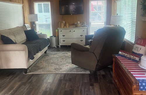 Benton House | Charming 2-bedroom mobile home with AC, WiFi in Benton very close to the Ky Lake