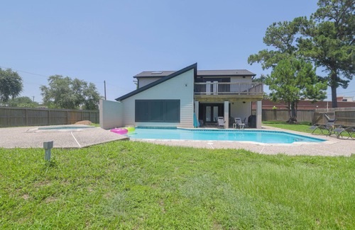 Dickinson House | Charming 2-bedroom Pool House Loft with Swim-in Pool Room