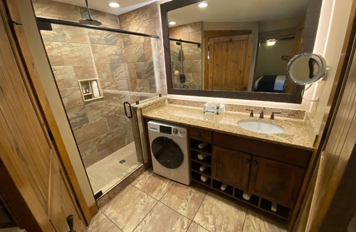 Gatlinburg Resort | Charming 2-bedroom resort in Gatlinburg with WiFi, fitness room, AC