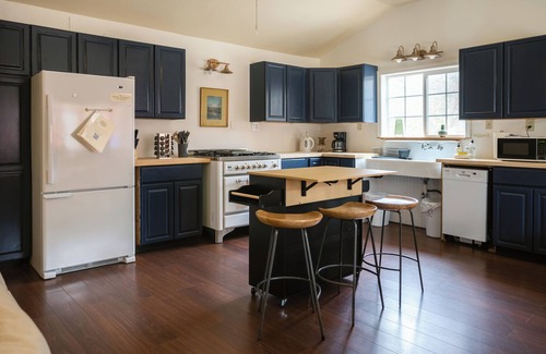 Gold Hill House | Charming 2-bedroom riverfront cottage! Enjoy a wood stove, W/D, and private hot tub overlooking the Rogue River. Perfect Gold Hill getaway for couples or a small family retreat.