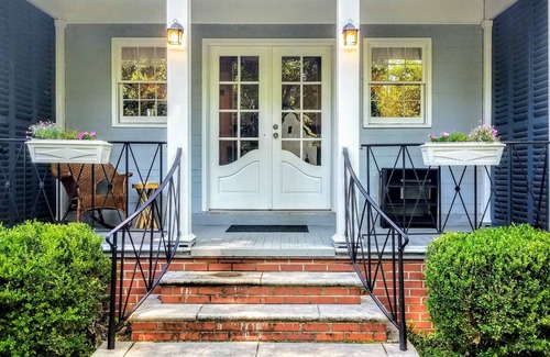 Montgomery House | Charming 2 Bedroom Suite in Cloverdale District