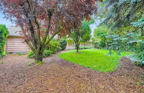 North Gresham House | Charming 2-bedroom single level house close to PDX, Edgefield and Mt Hood
