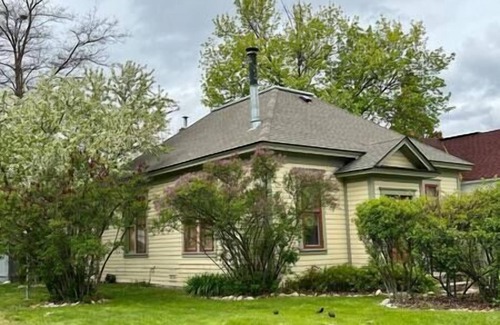 Hamilton House | Charming 2 bedroom, south side Hamilton home!