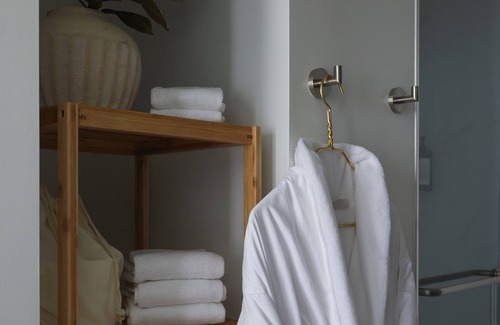 Civic Core Hotel | Charming 2-bedroom Suite in Granger Hotel with Hot Breakfast Buffet