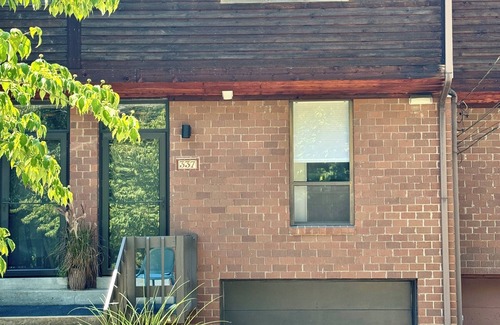 Mount Lebanon House | Charming 2-bedroom townhome in popular Pittsburgh suburb, 20 minutes to downtown