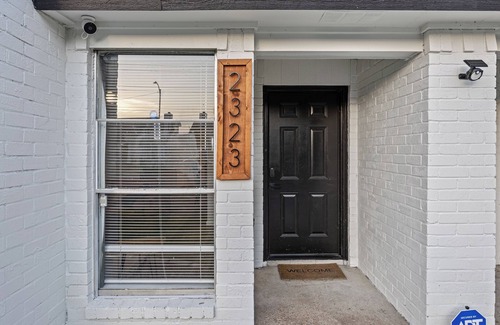 South Arlington House | Charming 2-bedroom townhome with WiFi, AC in welcoming Arlington