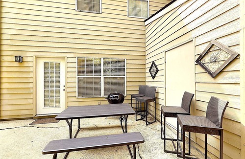 Town Center House | Charming 2-bedroom townhome with AC, WiFi in Kennesaw