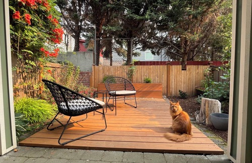 Mann House | Charming 2-bedroom townhome in Seattle with free parking, patio, office space