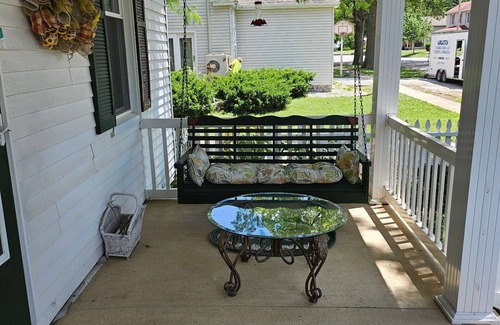 Carlyle House | Charming 2-bedroom, two bathroom house in Carlyle, pets welcome!