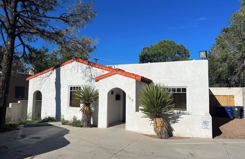 Nob Hill House | Charming 2-bedroom house in fabulous Nob Hill Albuquerque with WiFi, AC