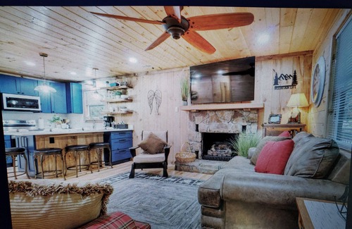 Blairsville Cabin | Charming 2-bedroom cabin with WiFi, AC in enchanting Blairsville