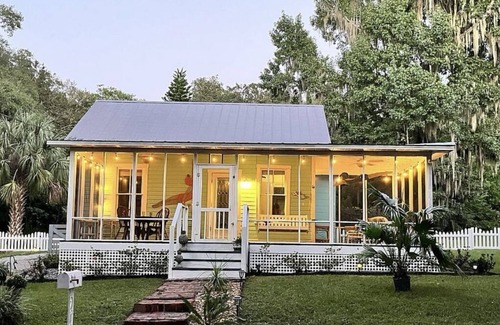 Brooksville Cottage | Charming 2-bedroom cottage with AC, WiFi in tranquil Brooksville