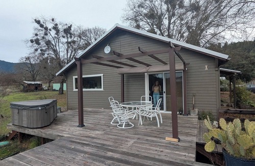 Murphy House | Charming 2-bedroom house in the tranquil Applegate. In the heart of wine country