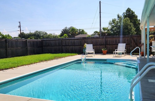 Gulf Breeze House | Charming 2-bedroom home with Pool, 15 mins to Pensacola Beach