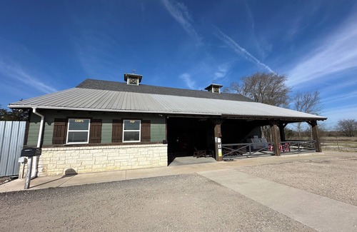 Honey Grove Apartment | Charming 2-bedroom apt in lovely Honey Grove TX. Minutes from Boi D'Arc Lake!