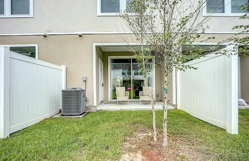 Arlington House | Charming 2-bedroom townhome in beautiful Jacksonville near beach and downtown.