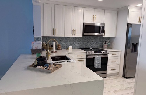 Hutchinson Island South Apartment | Charming 2-bedroom apartment in delightful Jensen Beach with WiFi, fitness room