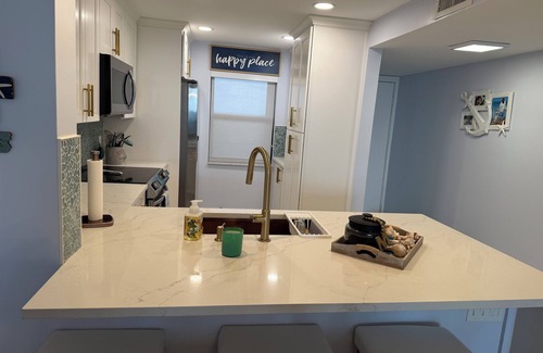Hutchinson Island South Apartment | Charming 2-bedroom apartment in delightful Jensen Beach with WiFi, fitness room