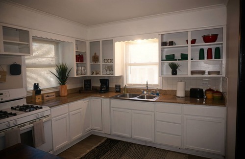 South Kansas City House | Charming 2-bedroom house in Kansas City with AC, WiFi, Fenced in Yard