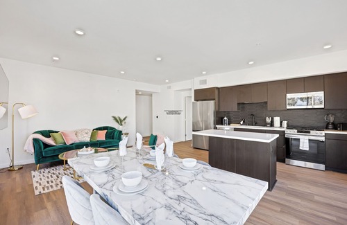 Hollywood Hotel | Charming 2-bedroom in Hollywood with Hollywood Sign View