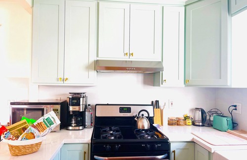 Larchmont House | Charming 2-bedroom Hollywood Cottage - Larchmont Village/Hollywood
