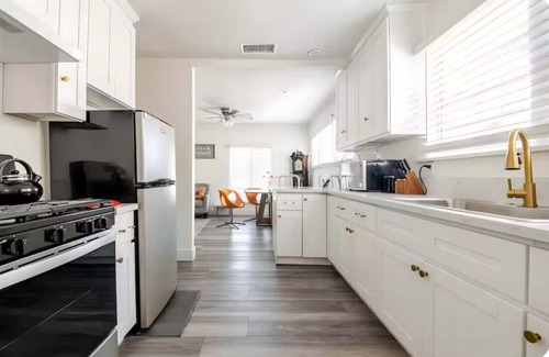 Los Angeles House | Charming 2-bedroom house in beautiful Los Angeles with AC