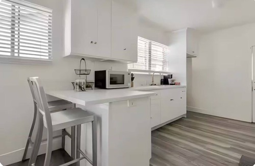 Los Angeles House | Charming 2-bedroom house in beautiful Los Angeles with AC