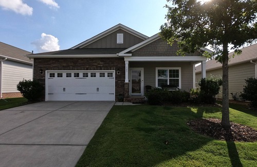 Mooresville House | Charming 2-bedroom house with backyard and patio near Lake Norman
