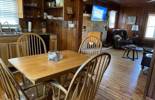 Mount Vernon House | Charming 2 bedroom cabin on private pond!