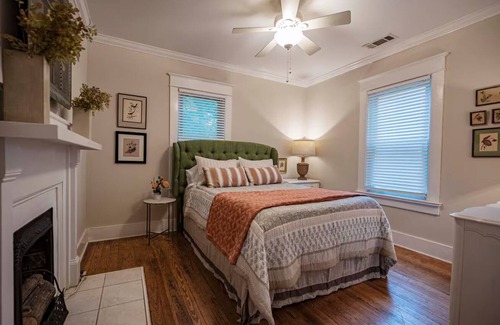 Murfreesboro House | Charming 2-bedroom house in lovely Downtown Murfreesboro Cottage with WiFi, AC
