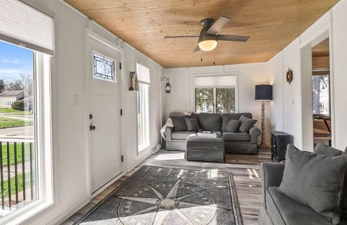 New Buffalo House | Charming 2-bedroom house in delightful New Buffalo with hot tub