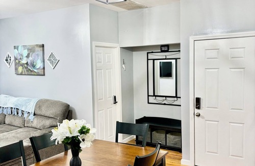 North Bergen Apartment | Charming 2-bedroom apartment in cool North Bergen with WiFi, AC