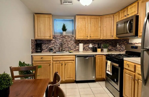 North Bergen Apartment | Charming 2-bedroom apartment with WiFi, Washer,Dryer,AC in North Bergen