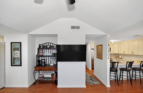 Ozona House | Charming 2-bedroom house in peaceful Palm Harbor with coffee bar