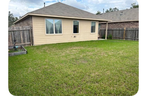 Conroe House | Charming 2-bedroom house in wonderful Roman Forest with AC
