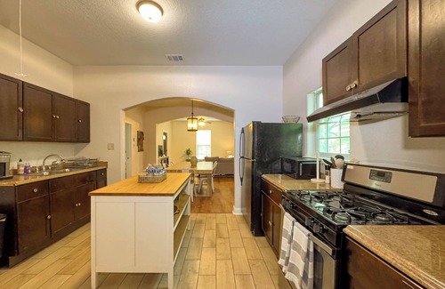 Riverside House | Charming 2-bedroom house with WiFi and AC in amazing San Antonio