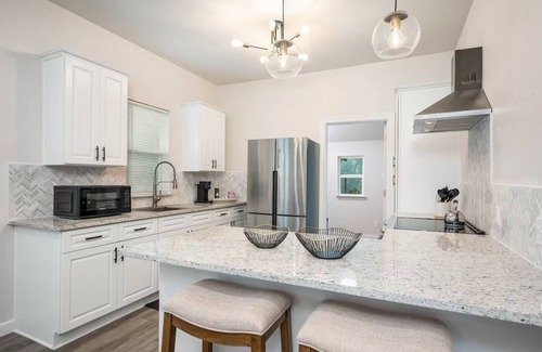 Government Hill House | Charming 2-bedroom house in wonderful San Antonio with AC