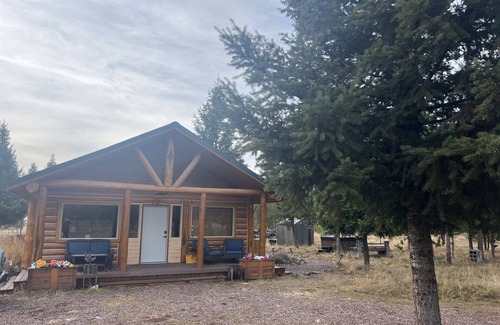 Seeley Lake Cabin | Charming 2-bedroom cabin with bonus loft, pet-friendly in Seeley Lake