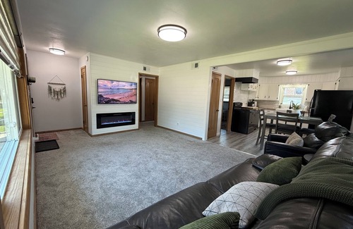 Sioux Falls House | Charming 2-bedroom one level house, close to Sherman Park, zoo and downtown!